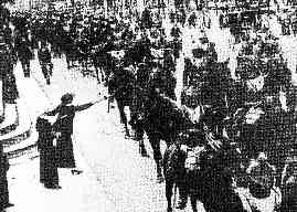 passage d'un régiment de cuirassiers dans une avenue parisienne, août 1914