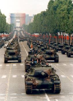 Le colonel Morane à la tête du régiment - 14 juillet 1988, Paris - ECPA